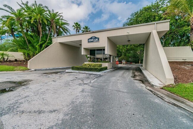 Building Photo - 2700 Cove Cay Dr