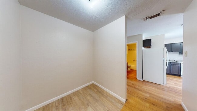 Building Photo - 725 Peppertree Dr