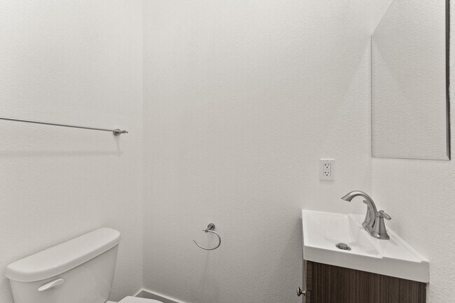 Building Photo - MidTown Gem - Fully Renovated W Large Rooms