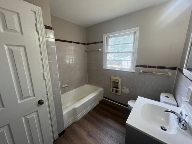 Building Photo - 3 bedroom 1 bathroom single level home