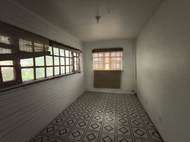 Building Photo - 402 E Warner Ave