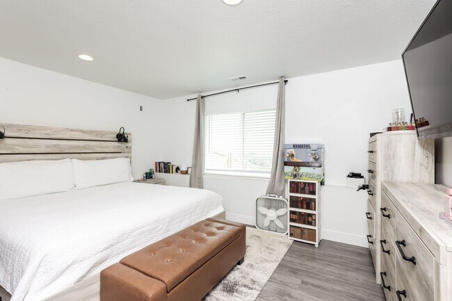 Building Photo - 5 Bedroom/4 Bathroom Lehi