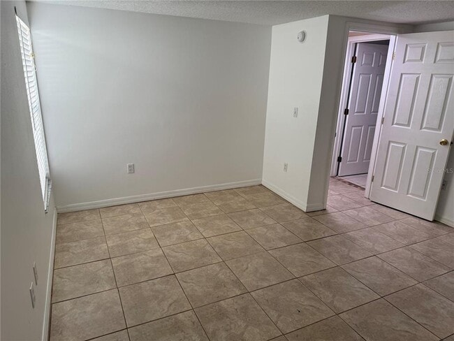 Building Photo - 1247 Lakeview Dr