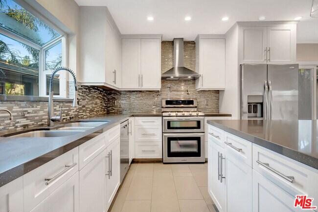 Building Photo - 12512 Hatteras St
