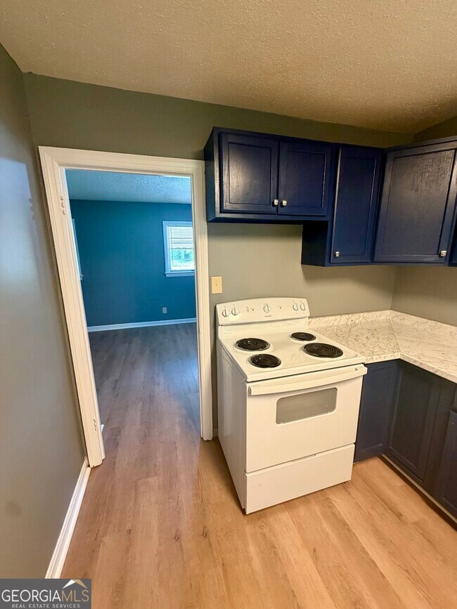 Building Photo - 208 Crescent Dr