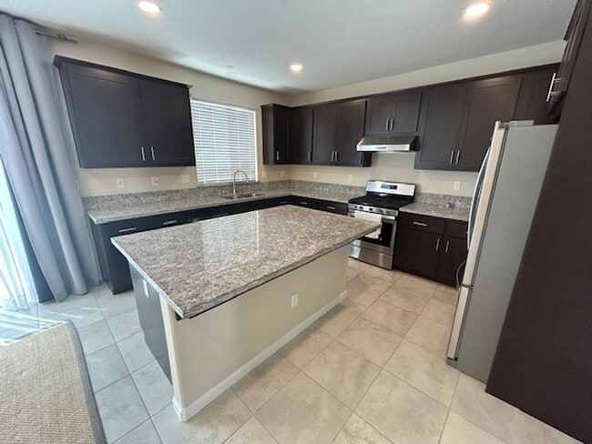 Building Photo - 4 bedroom 3 bathroom in Hanford!