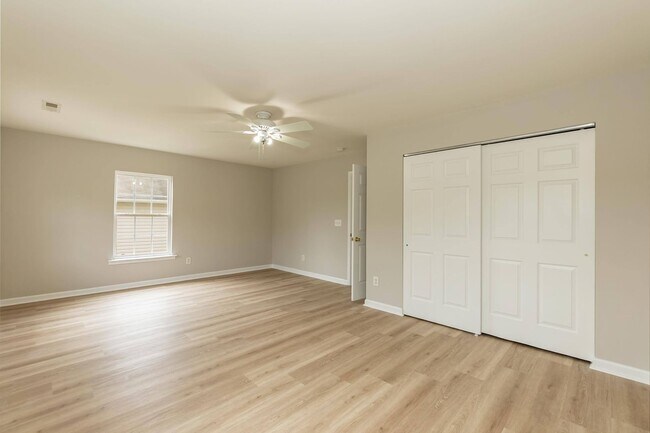 Building Photo - Four Bedroom Home in Sought After Neighborhood!