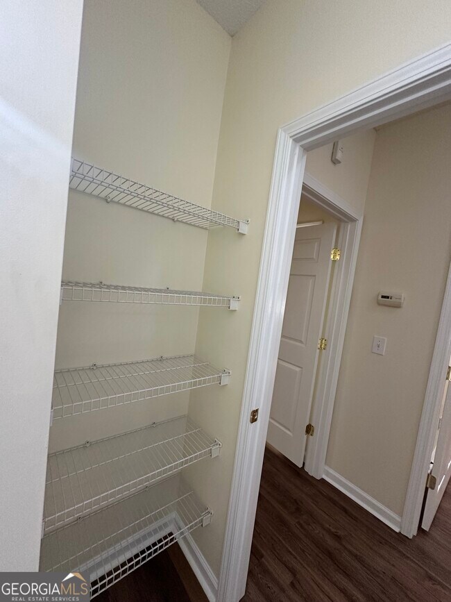 Building Photo - 124 Cottesford Dr SW