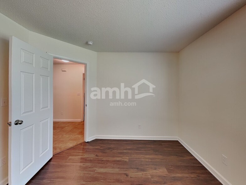 Building Photo - 528 Woodfield Cir