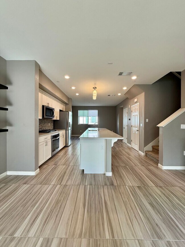 Building Photo - Beautiful 4 Bedroom, 3.5 Bathroom Home in Desirable Communication Hills
