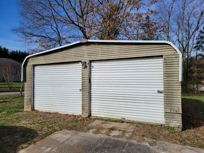 Building Photo - Quiet home close to Asheville