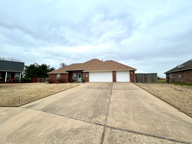 Building Photo - Spacious 3 bed 2 bath Single Family with a Large Fenced Backyard!