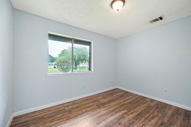 Building Photo - 13910 New Village Ln