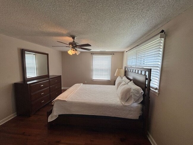 Building Photo - 720 Riverland Dr