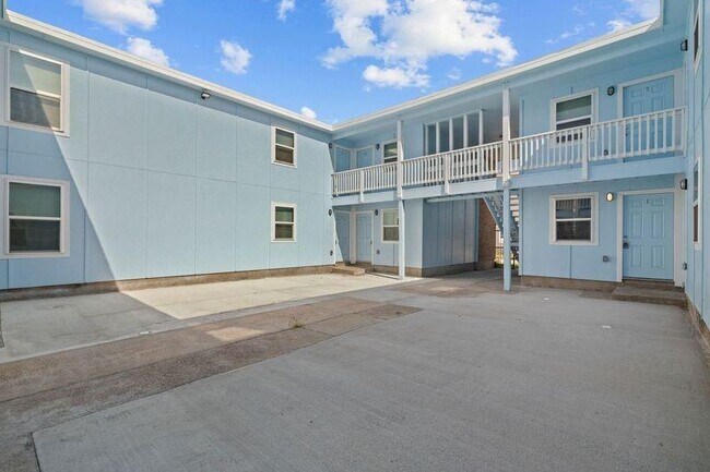 Building Photo - 2802 Sealy Ave