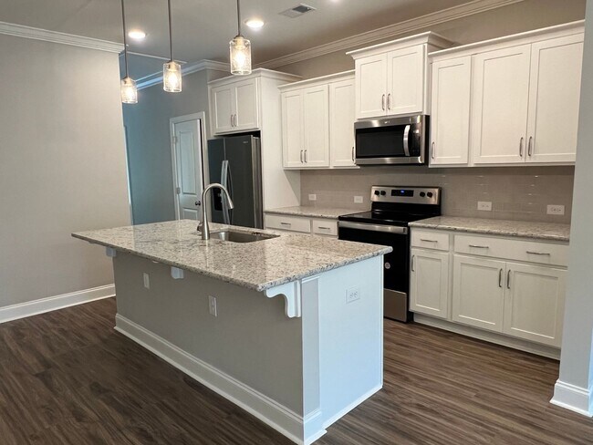 Building Photo - Lovely Three Bedroom Townhouse in Washington Square!