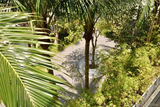 Building Photo - 61 Collins Ave