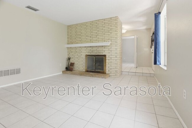 Building Photo - 5645 N Tuttle Ave