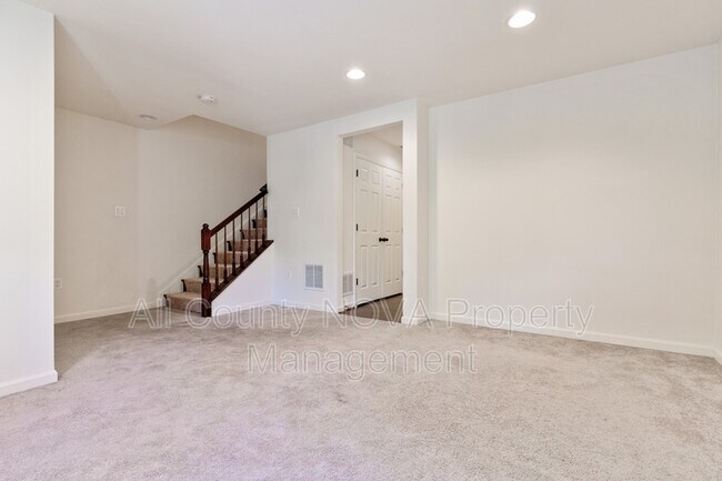 Building Photo - 213 Apricot St