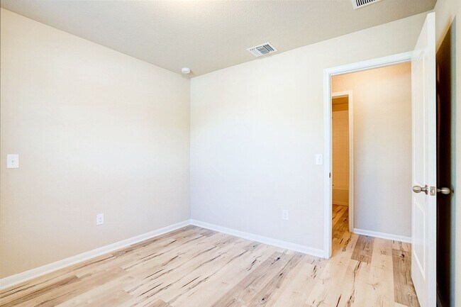 Building Photo - Charming 3BR/2BA Contemporary Home with Lu...