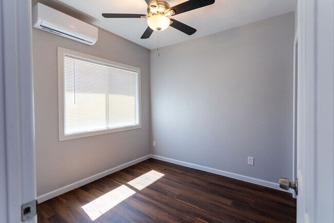 Building Photo - Central 2 Bedroom 2 Bath