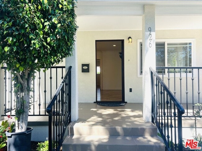 Building Photo - 926 N Pass Ave