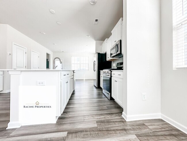 Building Photo - Beautiful new townhome available in Travelers Rest