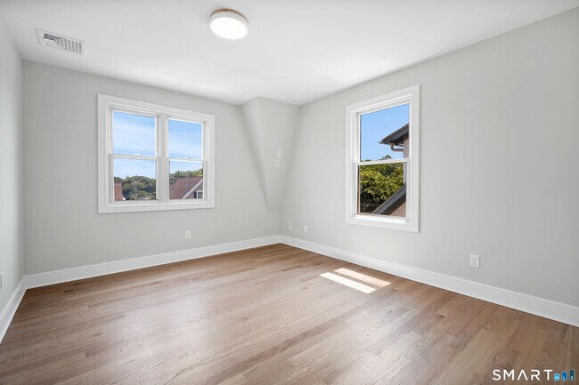 Building Photo - 115 E Elm St