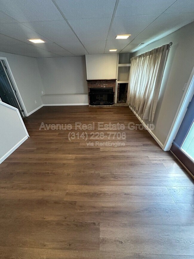 Building Photo - 425 Westglen Village Dr