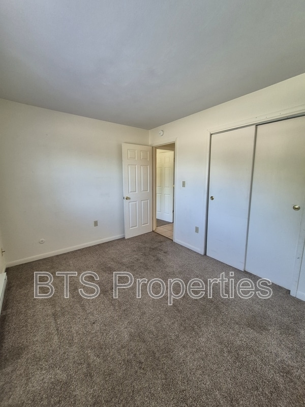 Building Photo - 5917 W Plank Rd