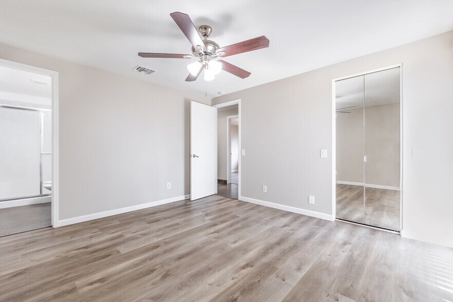 Building Photo - 2051 N Villas Ln