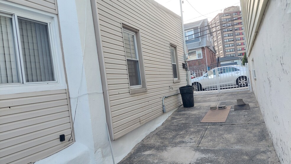 Building Photo - 6202 Meadowview Ave