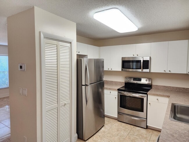 Building Photo - 1680 SE Minorca Ave