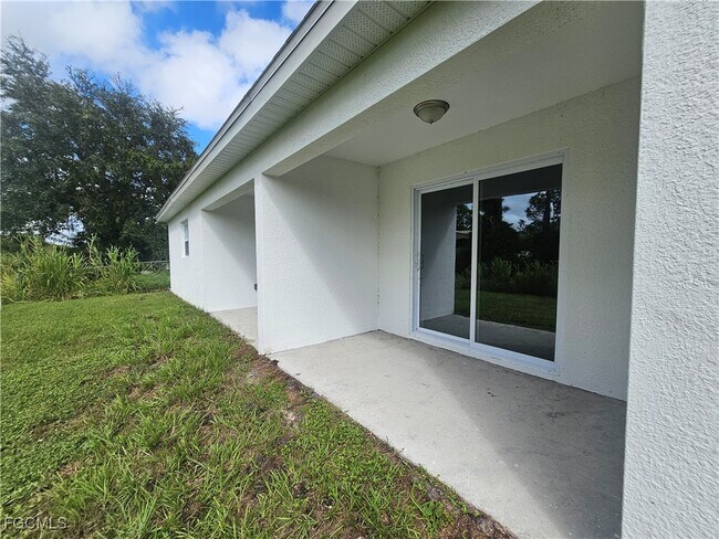 Building Photo - 874 Apartment St