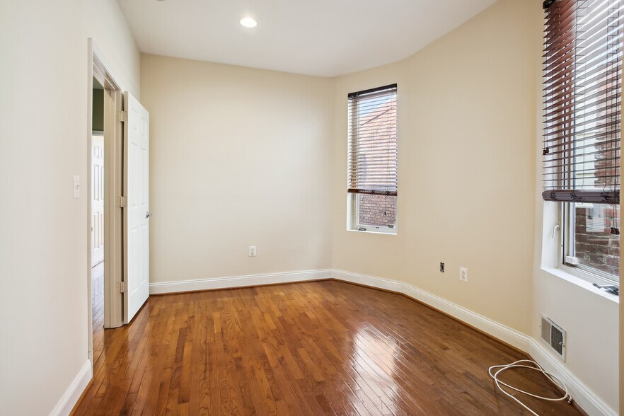 Center Bedroom - 76 R St NW