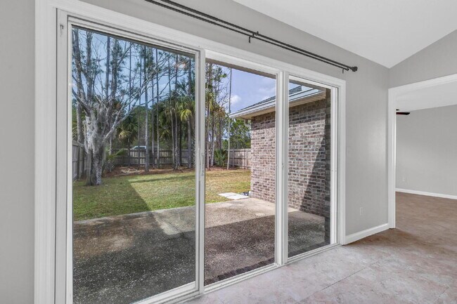 Building Photo - "Spacious 3-Bedroom Home with 2 Full Baths in the Heart of Palm Coast!"