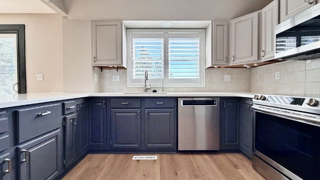Building Photo - Awesome Views in Fully Updated Home in The Pinery! 5 Bed 3.5 Bath with 2 Car Garage and Large Dec...