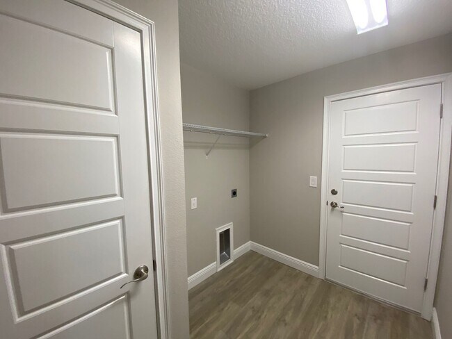 Building Photo - Available December 15th.....Custom Home - Desirable SE Ocala Neighborhood 3/2/2 **WON'T LAST**