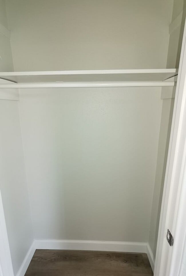 Building Photo - 4 Bedroom 2 bath in Valley High