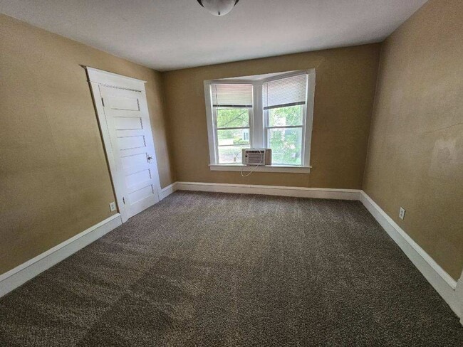 Building Photo - 2 bed 1 bath two story duplex