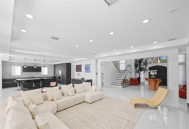 Building Photo - 513 Palm Dr