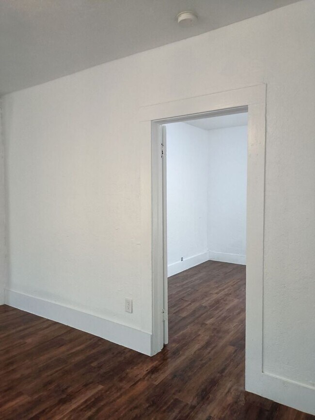 Building Photo - Beautiful 2 Bed / 1 Bath Home – Affordable & Move-In Ready!
