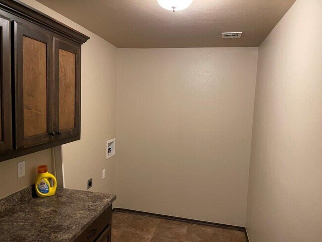 Building Photo - 3 bed 2 bath 2 car garage in Chickasha!  granite, luxury vinyl and ready for move in!