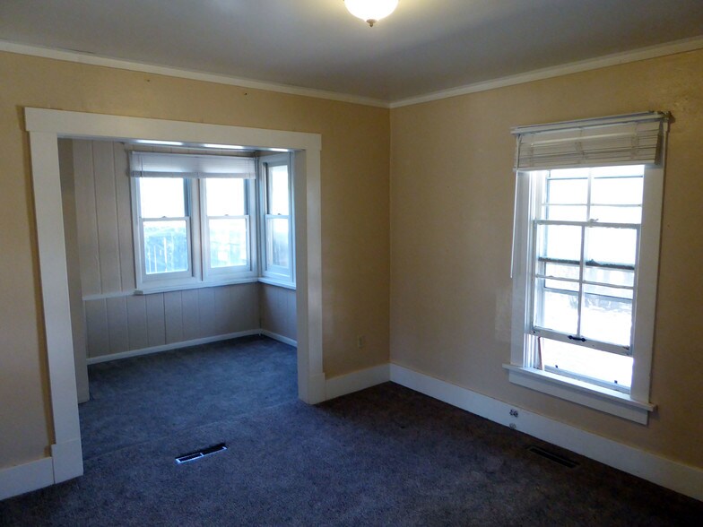 Building Photo - 1302 S Overland Trail