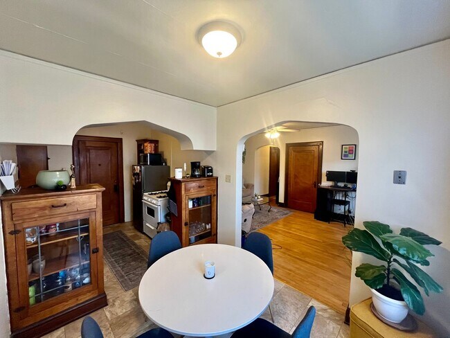 Interior Photo - 2632 N Oakland Ave