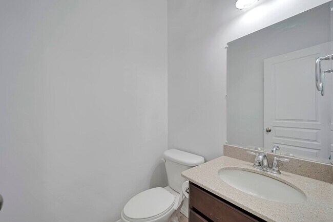 Building Photo - Beautiful 3 Bed Ivory Ridge T/home w 2 car...
