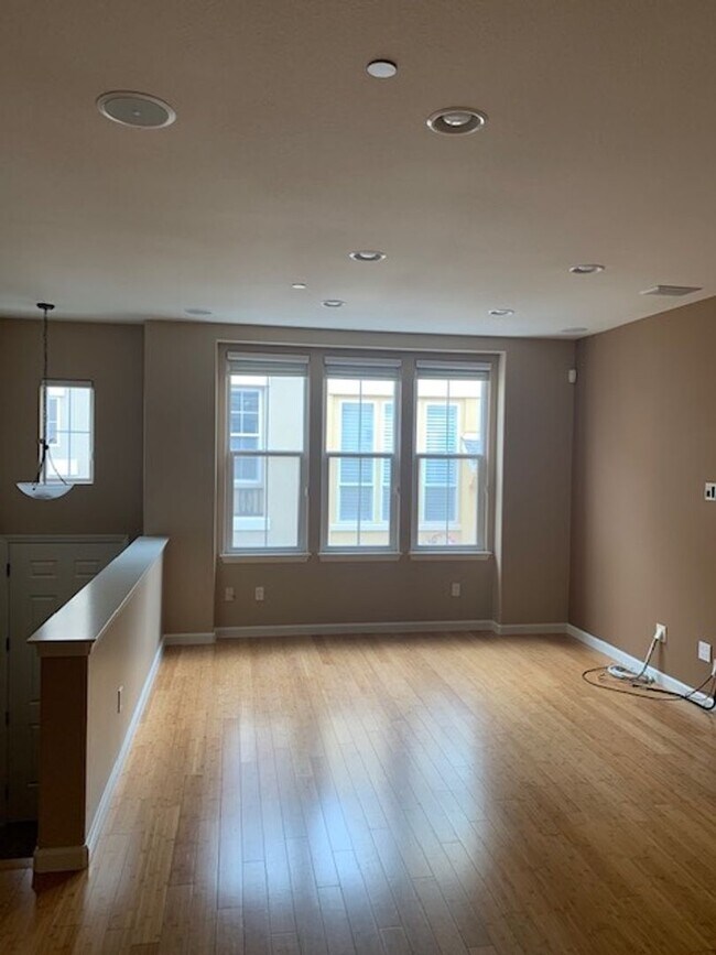 Building Photo - GORGEOUS MODERN 3BR 3BA TOWNHOUSE IN BEAUT...