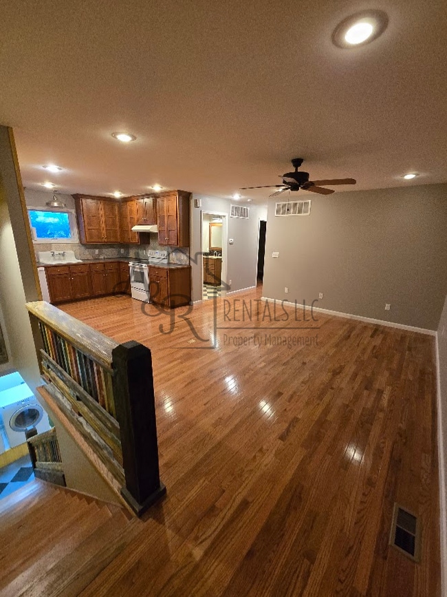 Building Photo - 301 E 7th St