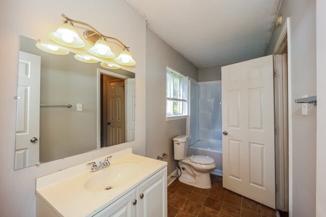 Building Photo - 3840 Benchmark Dr