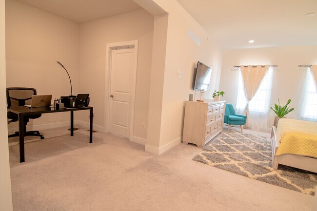 Building Photo - Luxury 3B/3.5B Townhome with Finished Base...